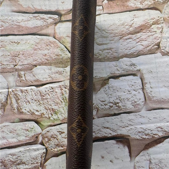 Louis Vuitton Monogram Sunglass Case in great condition - Picture 9 of 12